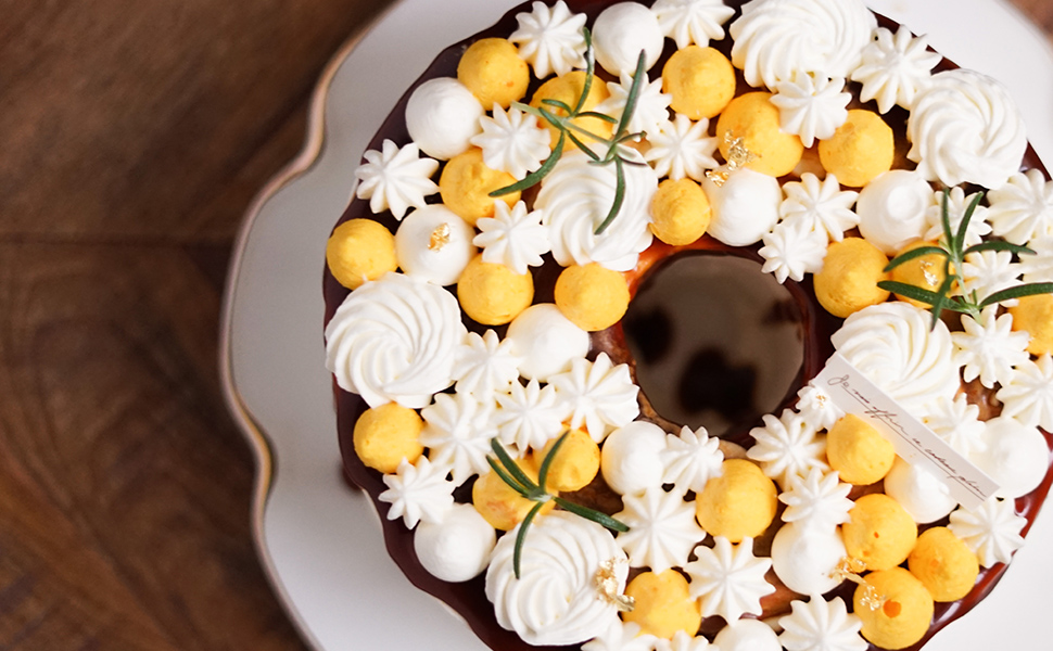 クリームの乗ったケーキの画像