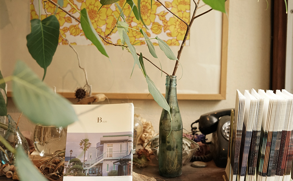花瓶と本の画像
